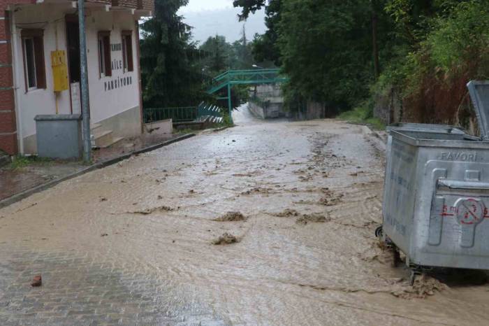 Samsun’da Sağanak Taşkın Ve Su Baskınlarına Neden Oldu