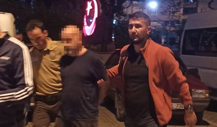 Kovalamaca Sonucu Yakalanan Şahsın Yere Attığı Poşetten Uyuşturucu Çıktı