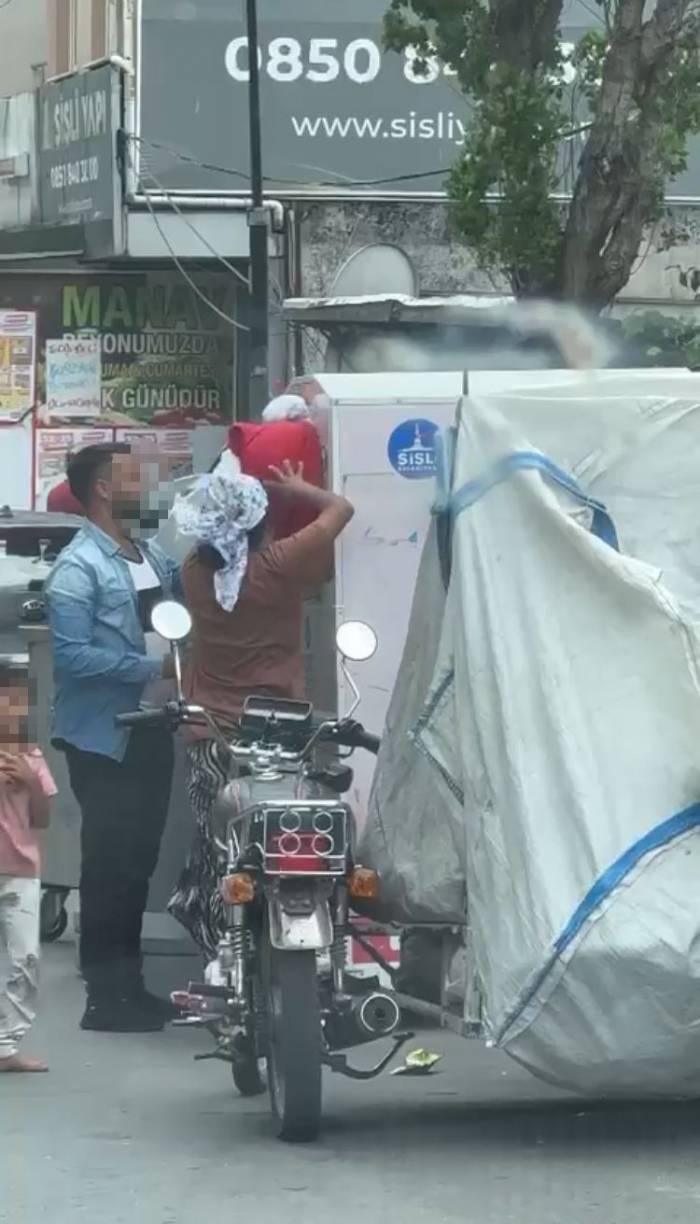 Yardım Kutusuna Çocuk Soktular: Beğenmedikleri Kıyafetleri Kutuya Geri Attılar
