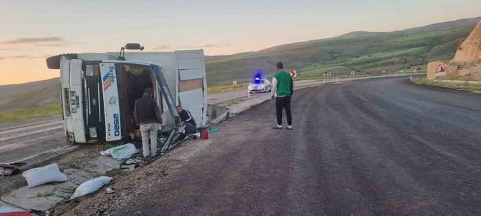 Kontrolden Çıkan Kamyon Yan Yattı, 2 Kişi Yaralandı
