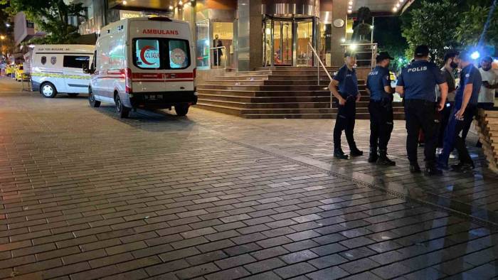 Taksim’de Korkunç Olay: Otelin Demir Korkuluklarına Bağladığı İple İntihar Etti