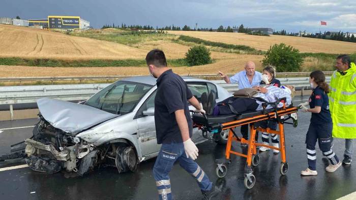 Su Birikintisine Kapılan Araç Bariyerlere Çarptı: 2 Yaralı