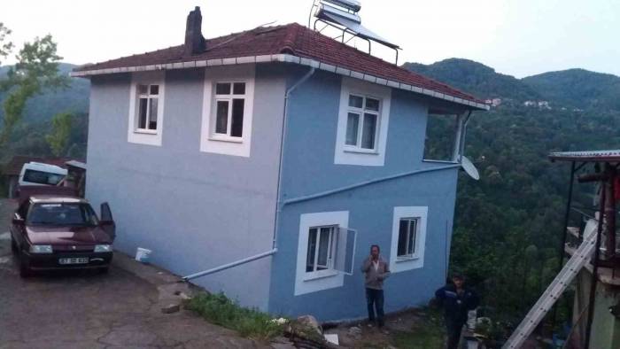 Alaplı’da Eve Yıldırım Düştü Tüm Elektrik Hatları Yandı