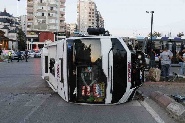Adana’da Sinyalizasyon Direğine Çarpan Yolcu Minibüsü Devrildi: 3 Yaralı