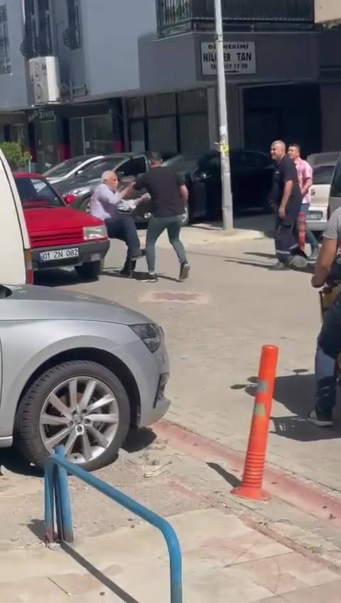 Sevgilisine Çarpan Yaşlı Adamı Herkesin Gözü Önünde Bıçakladı