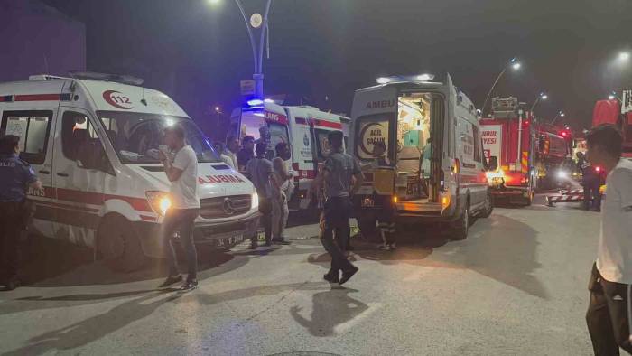 Arnavutköy’de 5 Katlı Binanın Çatı Katında Yangın Çıktı