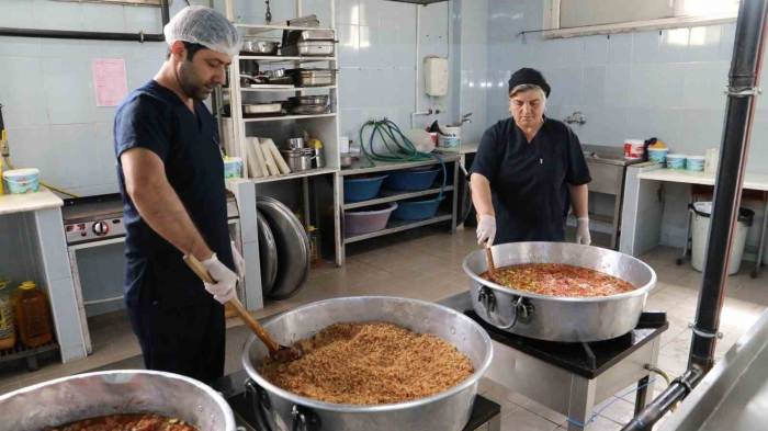 Burhaniye’de Kurban Bağışları İhtiyaçlılara Ulaşıyor