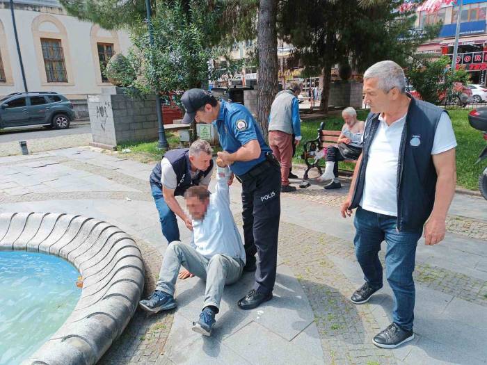 Parkı Mesken Tutan Sarhoşlar, İçkilerine El Konulunca Taşkınlık Çıkardı