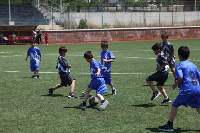 Ahlatlı Şehitler Anısına Futbol Turnuvası Düzenlendi