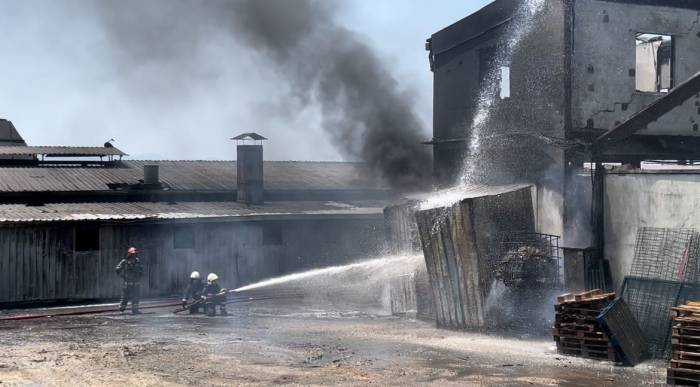 Bursa’da Boya Fabrikasında Yangın Çıktı: 2 Yaralı