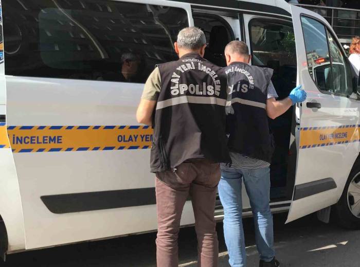 İki Grup Gencin Kavgasında Bıçaklar Çekildi; 3 Yaralı