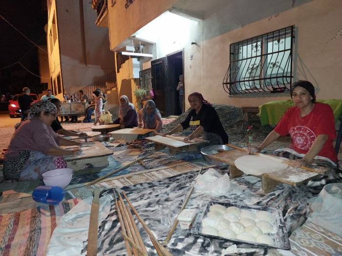 Depremzede Kadınlar Bayram İçin İmece Usulü Yufka Ekmek Pişirdi