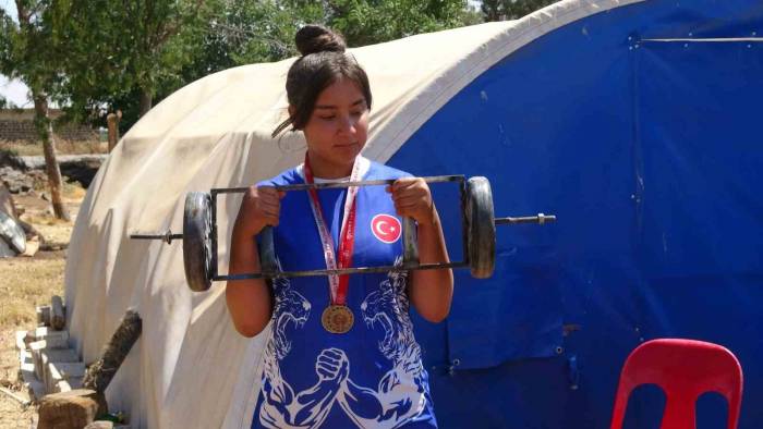 Sabah Tarlada, Öğlen Okulda, Akşam Çadırda Antrenman Yapıyor