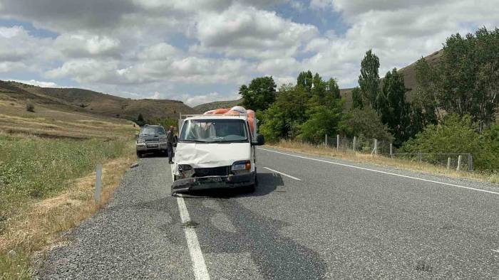 Transit İle Pikap Çarpıştı: 2 Yaralı