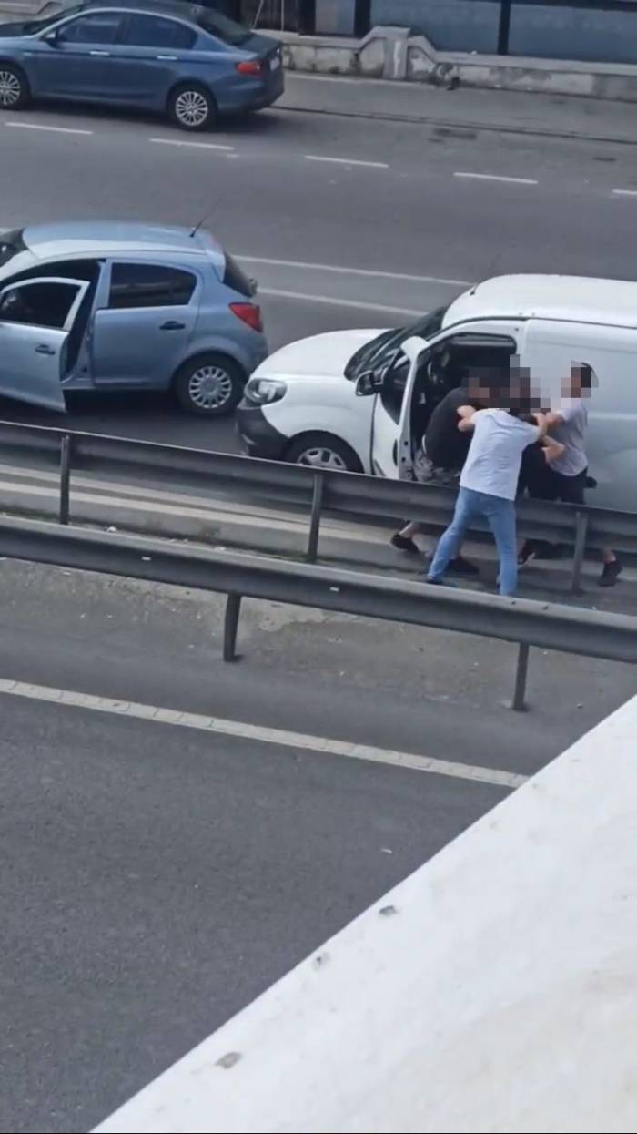İstanbul’da Yumruklu Trafik Kavgaları Kamerada