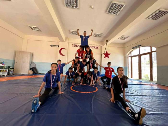 Yüksekovalı Güreşçiler Dünya Şampiyonasına Hazırlanıyor