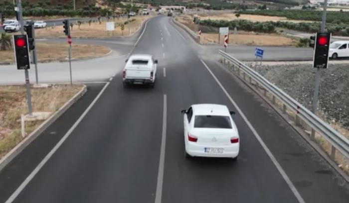 Havadan Trafik Denetiminde Şaşırtan Görüntü: Sadece 3 Araç Kırmızı Işıkta Durdu