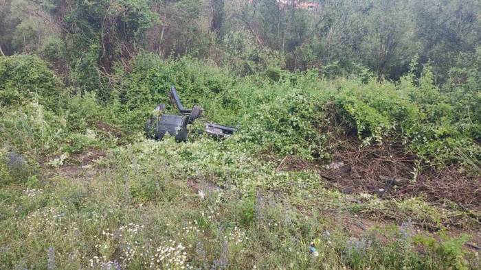 Şarampole Uçan Otomobildeki 3 Kişi Yaralandı