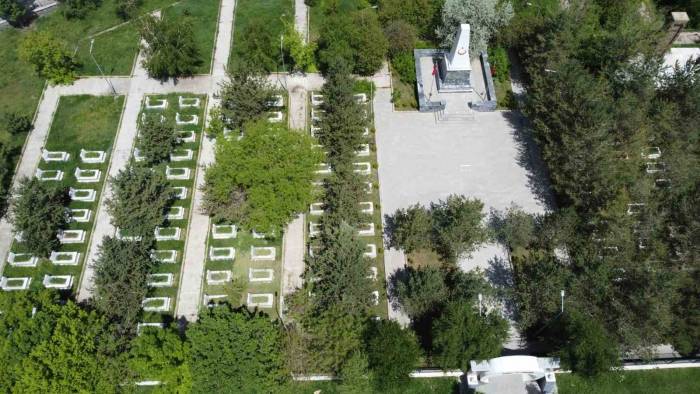 Kars’ta Mezarlıklarda Bayram Temizliği