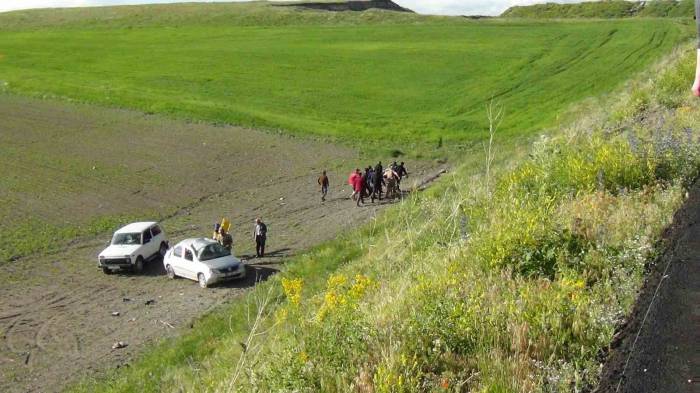 Kars’ta Otomobil Şarampole Uçtu: 2 Yaralı