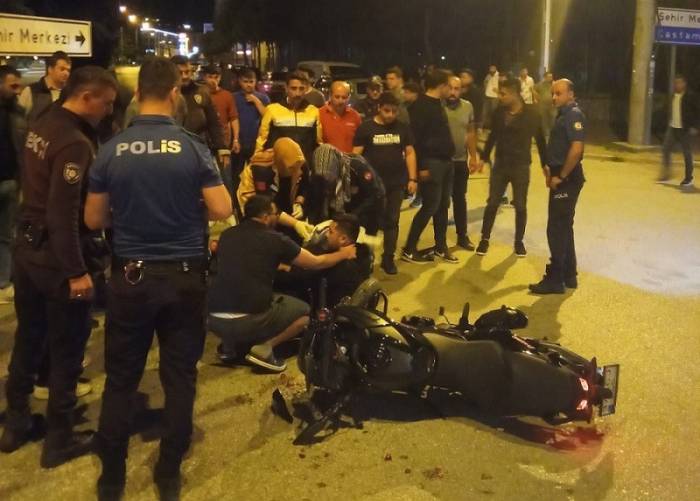 Hafif Ticari Araçla Çarpışan Motosiklet Sürücüsü Yaralandı