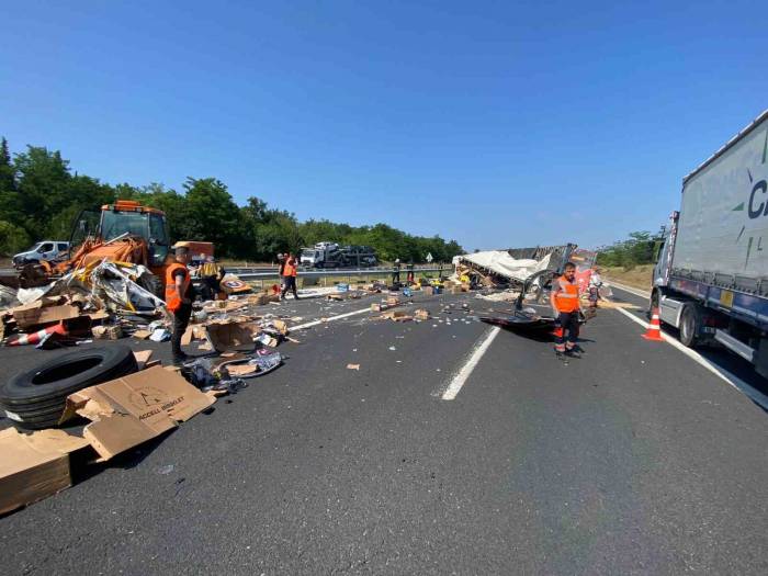 Devrilen Tır İstanbul-edirne Otobanı’nı Kapattı