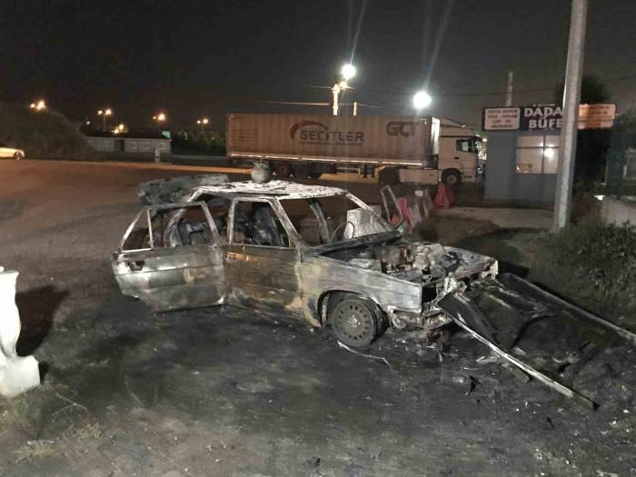 Yanan Otomobili Bırakıp Kaçtı: Aracın Üzerindeki Piknik Tüpü Dikkat Çekti