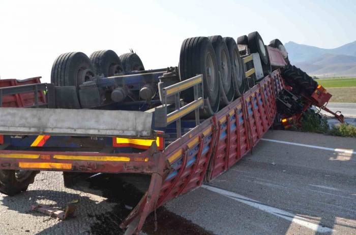 Konya’da Traktör Taşıyan Tır Devrildi: 1 Yaralı