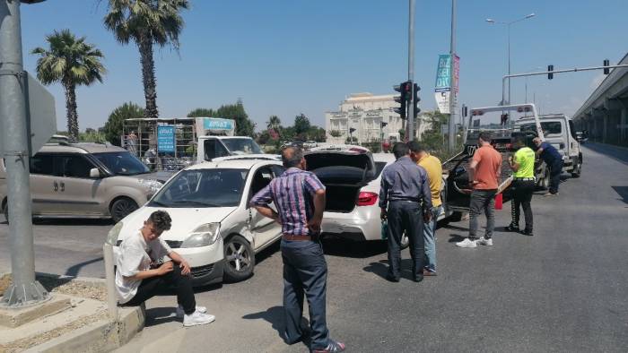 Kavşakta Zincirleme Kaza: 4 Yaralı