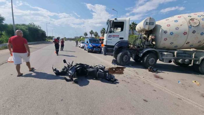 ’u’ Dönüşü Yapan Beton Mikseri Motosikletle Çarpıştı: 2 Yaralı