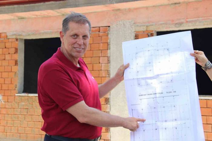 İş Dünyasına Atıldıkları Mahalleye Vefa Borçlarını Ödüyor