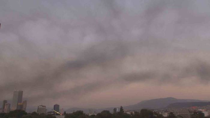 Manisa’daki Yangının Kara Dumanları İzmir’i Kapladı