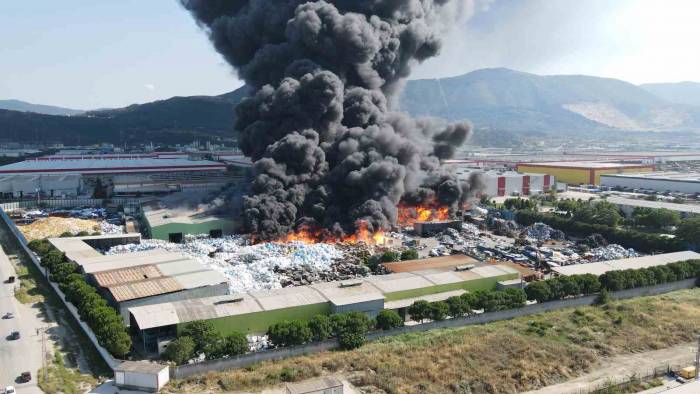 Manisa’da Geri Dönüşüm Fabrikasında Yangın Çıktı
