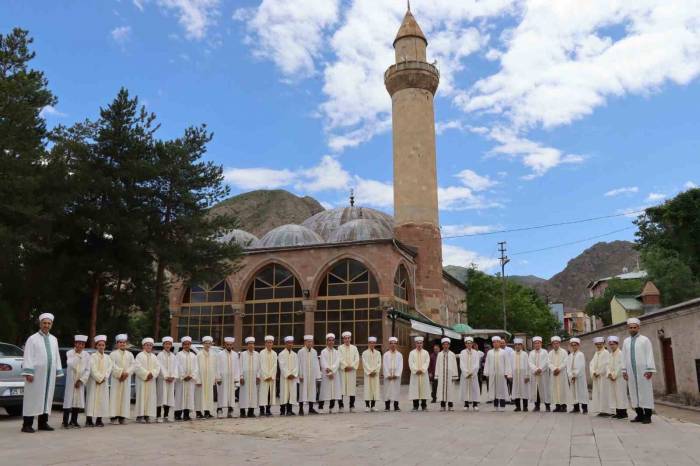 Erzurum’da 58 Kuran Kursu Öğrencisi İcazet Merasiminde Belgelerini Aldılar