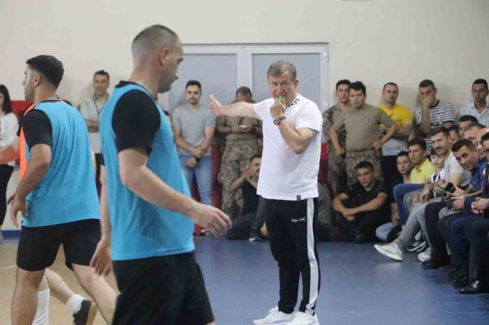 Polisler Futbolcu, Tanju Çolak Hakem Oldu