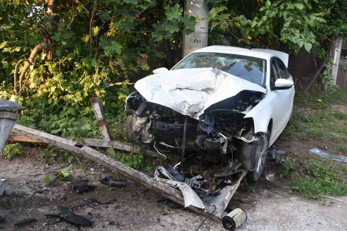 Otomobil Önce Çöp Konteynerine Sonra Bariyerlere Çarptı: 1 Yaralı
