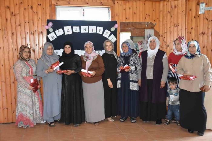 Siirt’te Okuma Yazma Öğrenen Kadınlar Sertifika Almanın Mutluluğunu Yaşadı