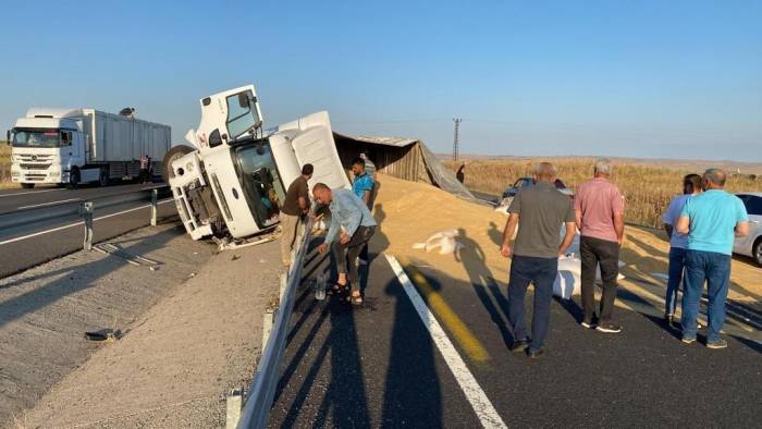 Karayolu Arpa Tarlasına Döndü