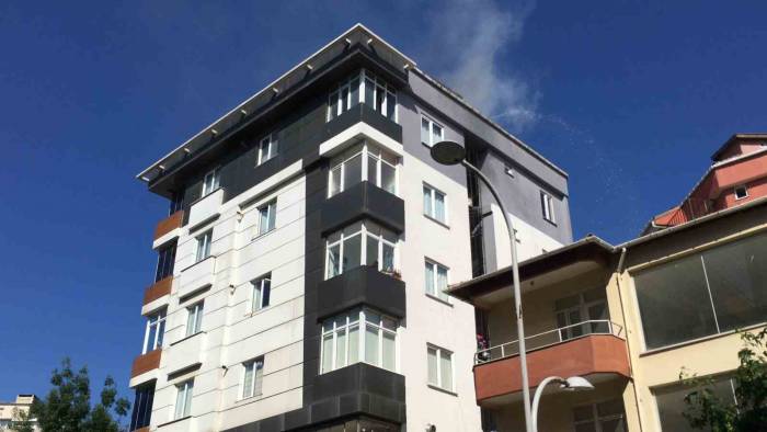 Tekirdağ’da Korkutan Yangın: 6 Katlı Binanın Çatısı Yandı