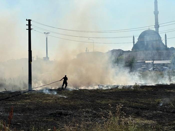 Kapaklı’da Boş Arsa Yangını Korkuttu