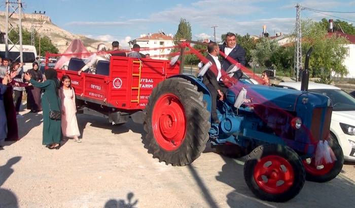Öyle Bir Gelin Arabası Yaptı Ki Görenler Bir Daha Baktı