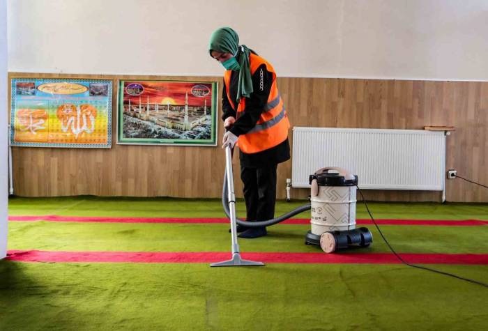 Kurban Bayramı Öncesi Camilerde Temizlik Çalışması