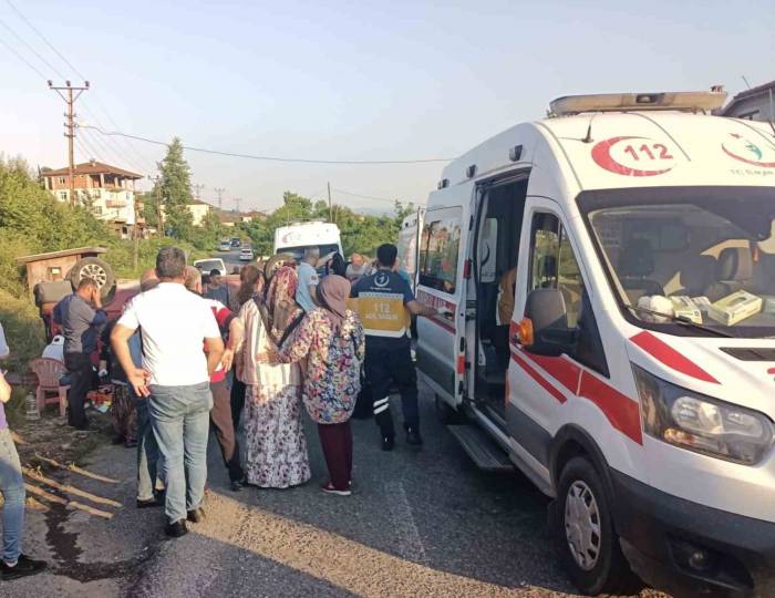 İplik Fabrikası İşçilerini Taşıyan Araç Kaza Yaptı: 7 Yaralı