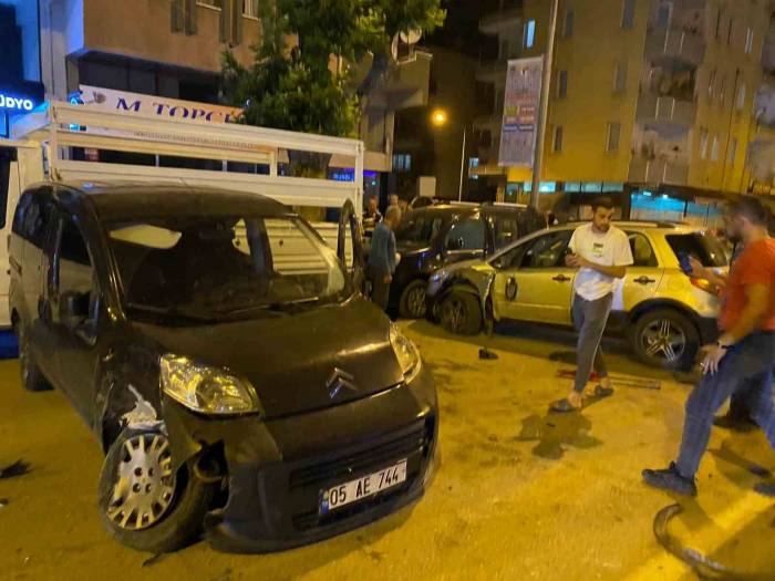 Amasya’da Üç Aracın Çarpıştığı Kaza Kamerada