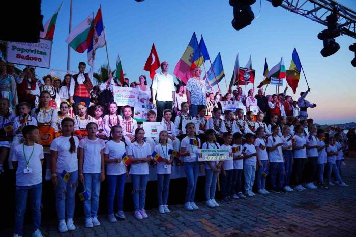 8. Ayvalık Halk Dansları Festivaline Coşkulu Veda