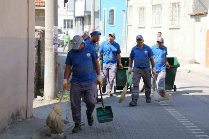 Edremit’te Detaylı Mahalle Temizliği Sürüyor