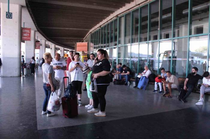 İzmir’de Otobüs Biletleri Tükeniyor