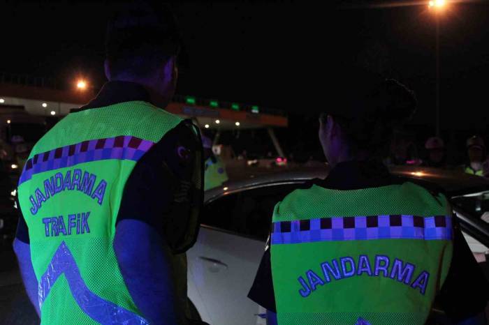 Bursa’da Bayram Tatiline Çıkan Yolcuları İl Jandarma Komutanı Ve İl Emniyet Müdürü Uğurladı