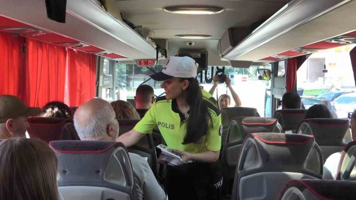 Bursa’da Bayram Tatiline Çıkan Yolcuları İl Jandarma Komutanı Ve İl Emniyet Müdürü Uğurladı