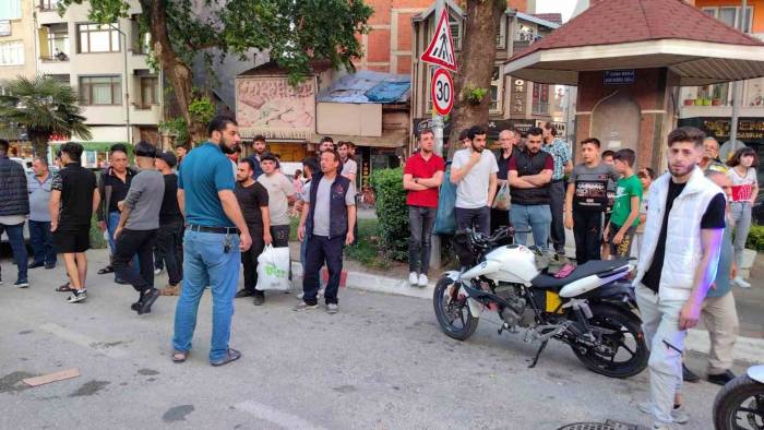 Otomobil İle Çarpışan Motosikletteki 2 Kişi Yaralandı
